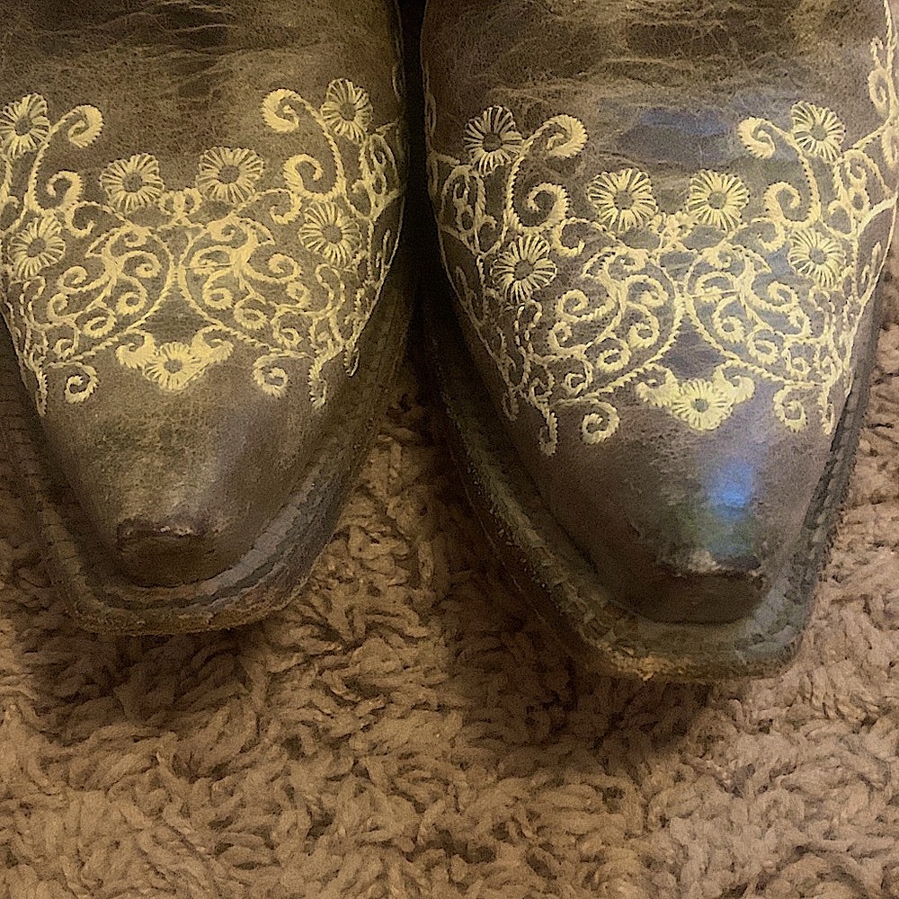 Corral cowgirl boots with gorgeous stitching detail. Line dancing ready! 🤠 - Picture 7 of 8